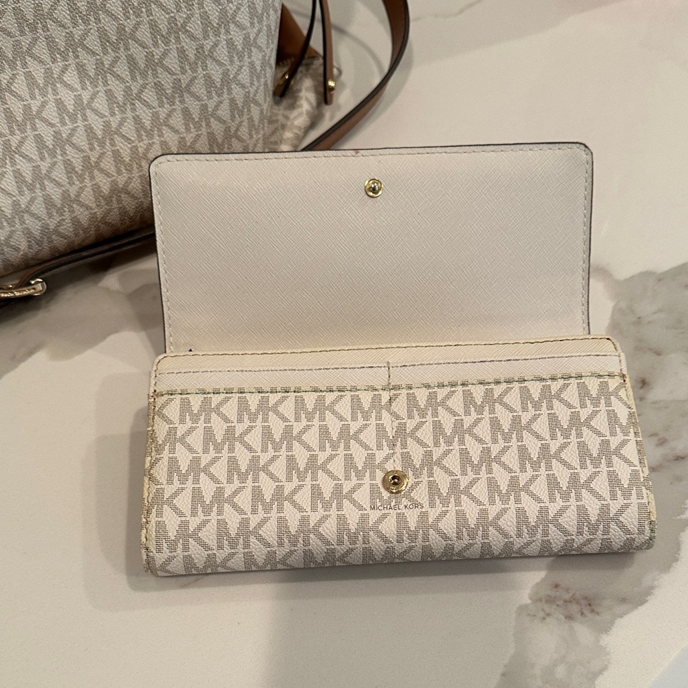 Michael Kors Cream and Tan Logo Hobo Tote and Matching Wallet - Picture 9 of 13